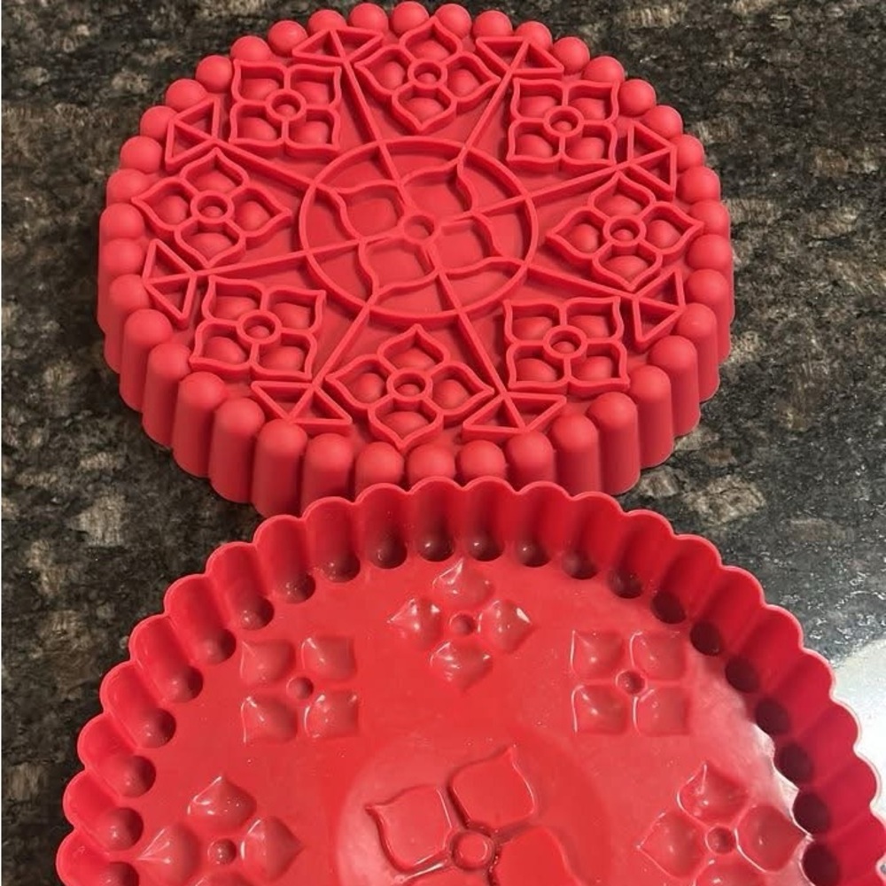 2 Silicone Cake Molds 9”, Floral Design, Fluted Edge
